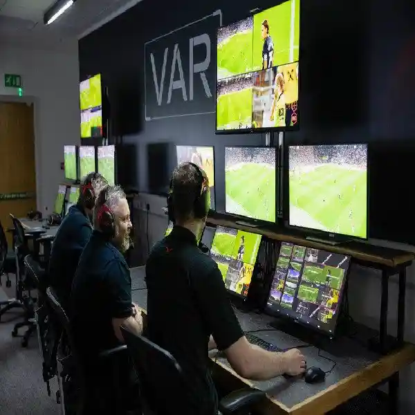 VAR dalam Sepak Bola: Cara Kerja, Kontroversi, dan Dampaknya pada Permainan